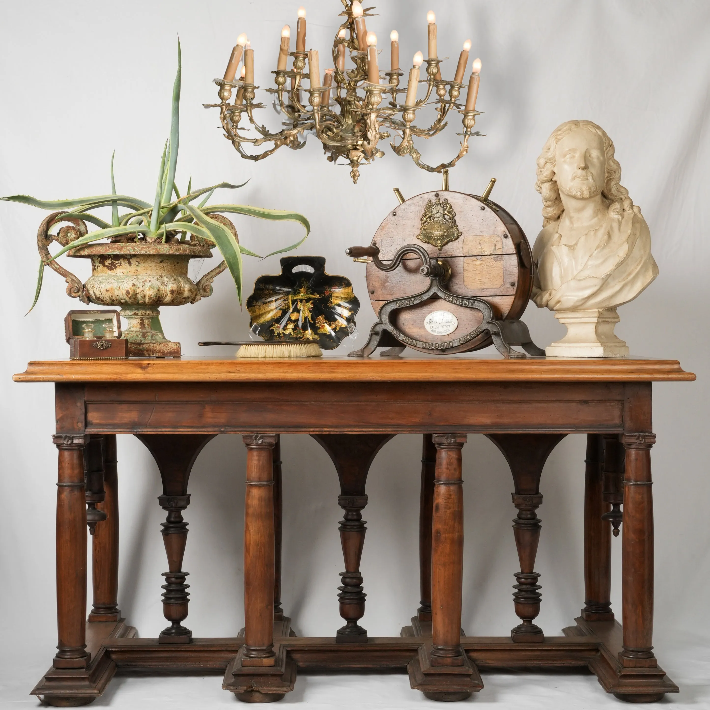 17th-century Gothic walnut table from Burgundy